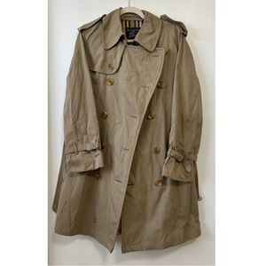 Burberry Trench coat in medium